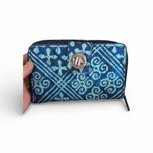 VERA BRADLEY Blue Pattered RFID Turnlock Wallet